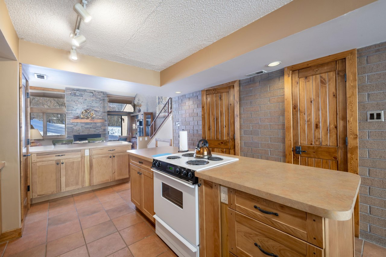 Warm wood cabinetry and a fullsize range make the kitchen at Park Avenue 224 as functional as it is inviting — a wellappointed space at the heart of this Park City vacation rental.
