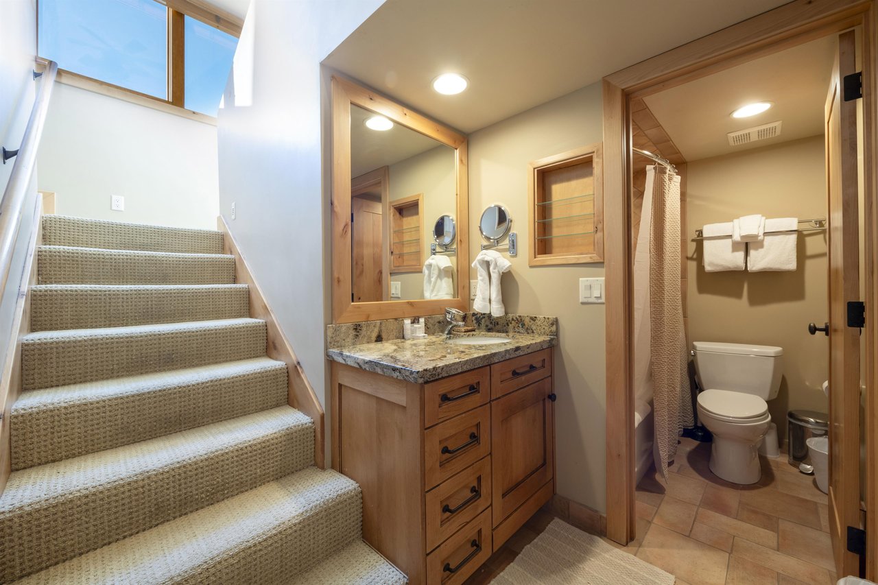 Tucked conveniently between levels, this beautifully finished bathroom keeps every floor of Park Avenue 227 comfortable and wellappointed.