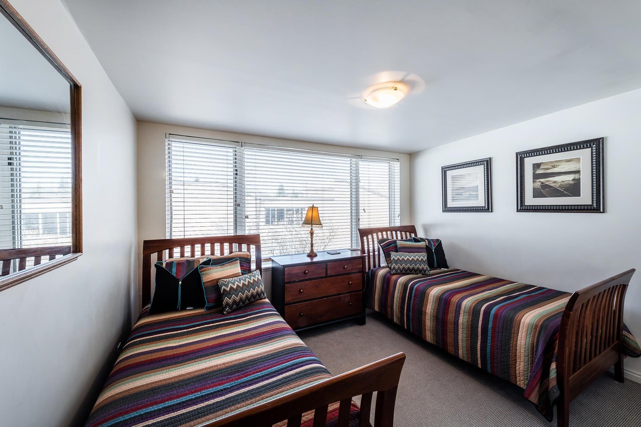 The cheerful and wellappointed twin bedroom at Park Avenue 251 ensures everyone has their own space — making this Park City condo rental the perfect home base for families and groups traveling togeth