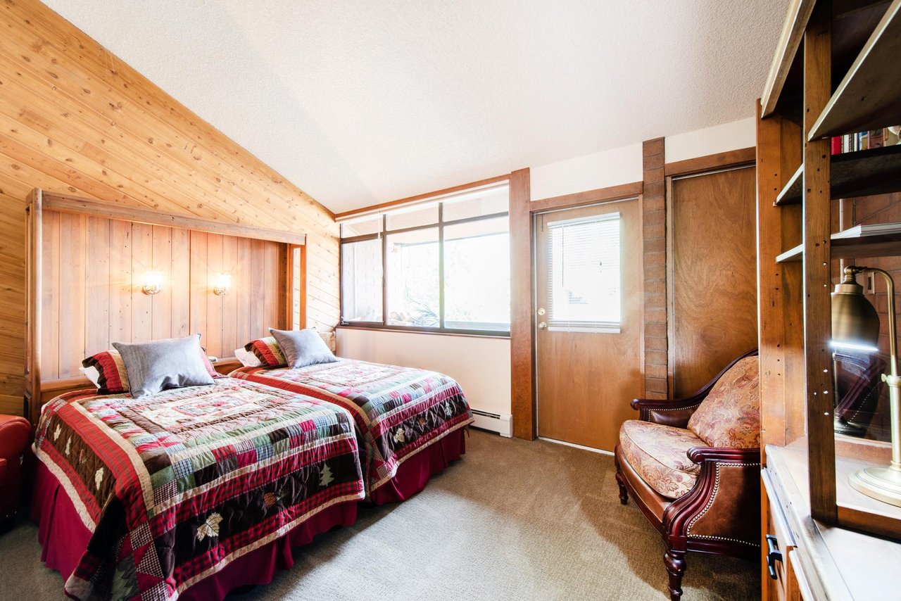 The flexible and versatile bedroom at Park Avenue 267 can be configured as two twin beds or one king bed, offering adaptable sleeping arrangements that make this Park City vacation rental perfect for 
