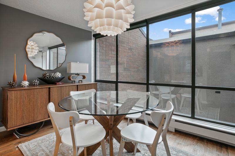 Bathed in natural light and anchored by a stunning sculptural chandelier, the dining area at Park Avenue 296 is as beautiful as it is inviting. A stylish and sophisticated space that sets this Park Ci