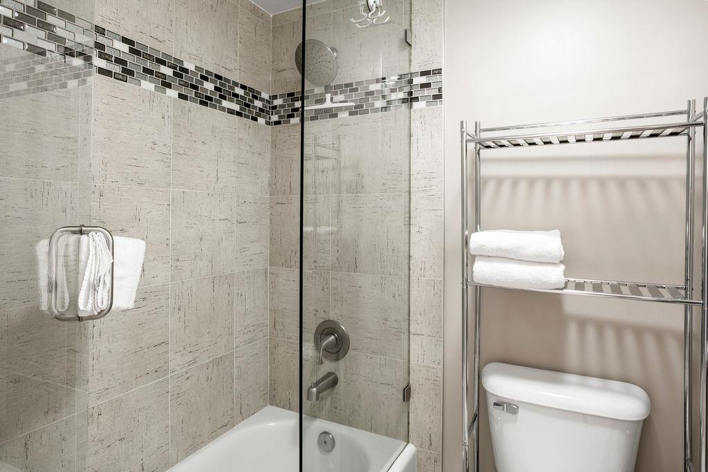 The beautifully tiled shower and bath at Park Avenue 296 features elegant mosaic accents and modern fixtures, offering a spalike experience after a day on the slopes. Upscale details like these set t