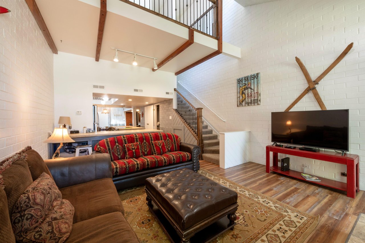 With dramatic vaulted ceilings, an open staircase, and plenty of room to spread out, the living area at Park Avenue 333 is as functional as it is stylish. The perfect gathering space in one of Park Ci