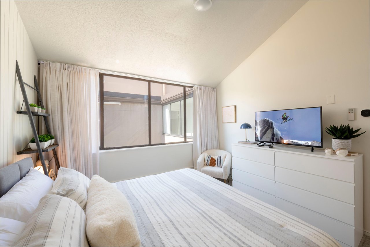 Light, airy, and fully equipped for modern comfort — the king bedroom at Park Avenue 299 features a smart TV for cozy nights in after a day on the slopes. This is Park City vacation rental living at i