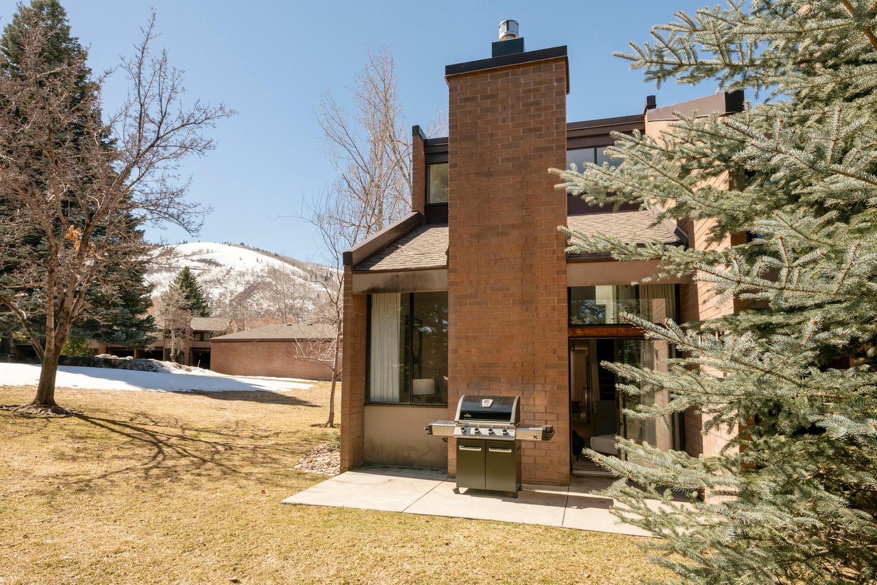 From the slopes to the backyard barbecue — Park Avenue 299 offers it all. This charming outdoor space with a gas grill and breathtaking mountain views is just one more reason this Park City condo rent