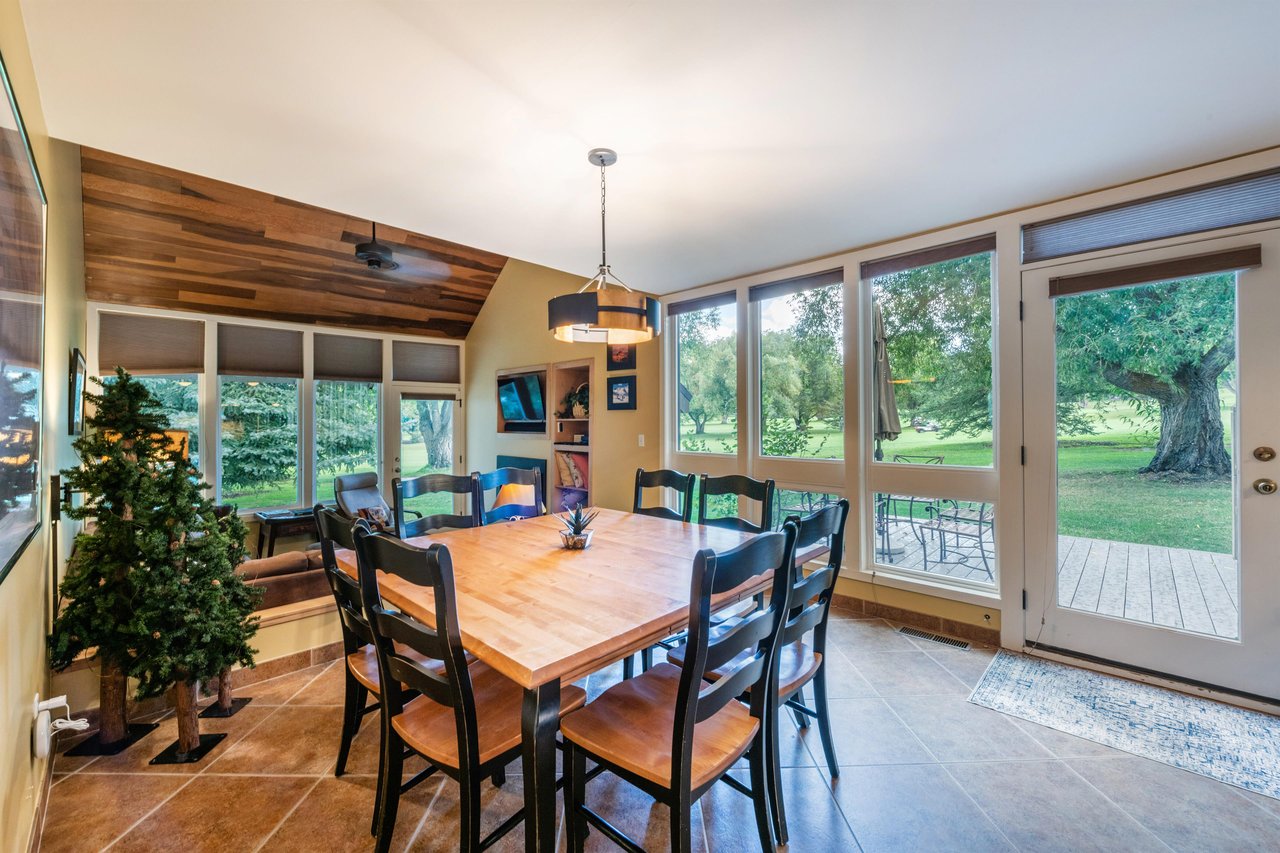 From family dinners to game night — the dining area at Pay Day 183 is the heart of this Park City condo rental. Surrounded by windows and natural light, its the perfect place to reconnect after a day