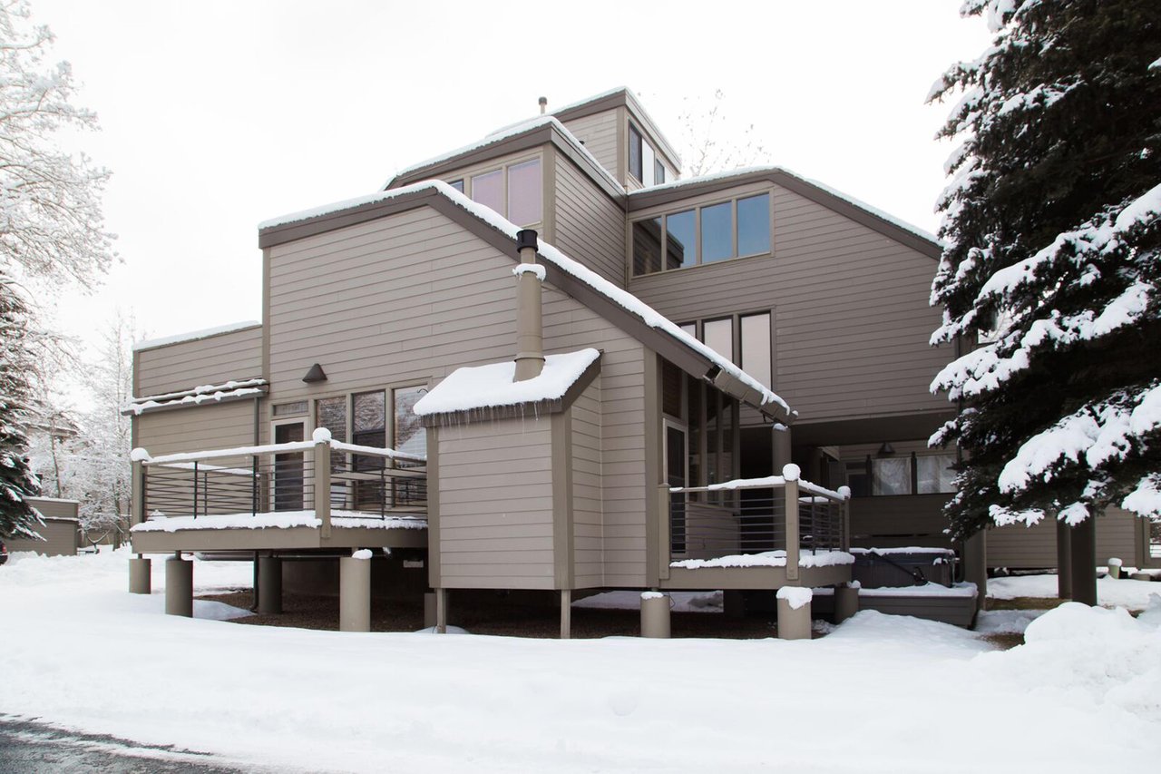 Fresh snow and mountain charm — welcome to Pay Day 189 This spacious and beautifully appointed Park City condo rental is your perfect winter home base for skiing, snowboarding, and all the mountain a