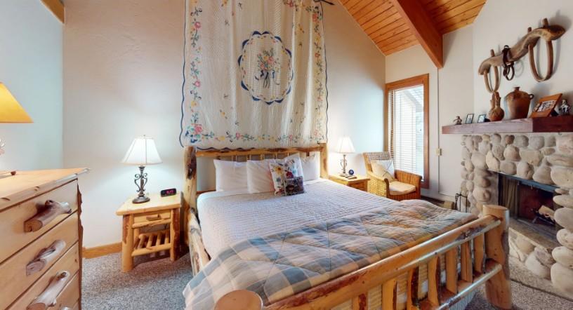Sweet dreams await in the beautifully appointed king bedroom at 1296 Pinnacle, one of Park Citys most beloved lodging options for a truly relaxing mountain escape.
