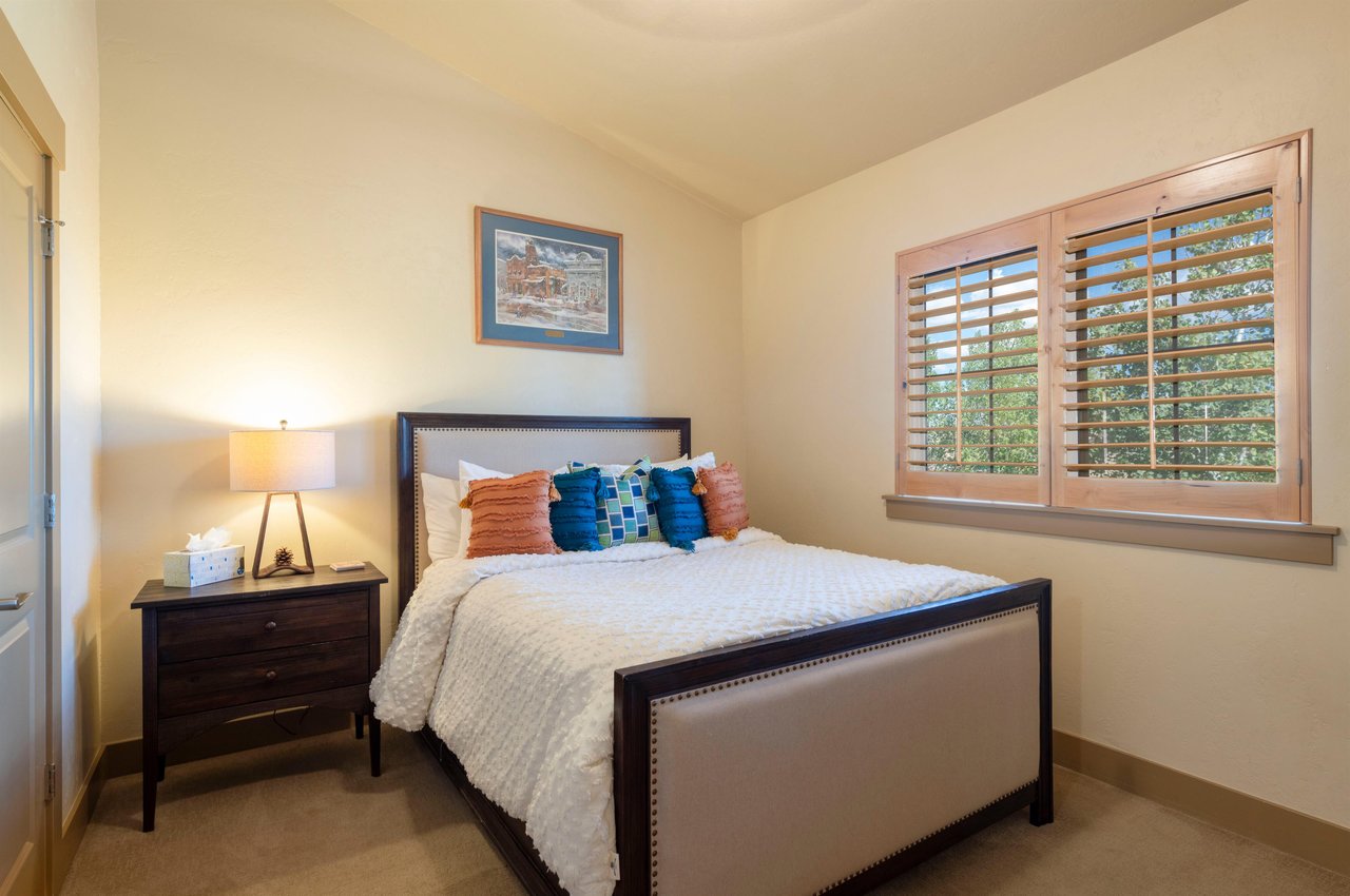 Cozy and wellappointed, the queen bedroom at Bear Hollow 4402 ensures every guest sleeps soundly. This Park City condo rental has room for everyone without sacrificing comfort.
