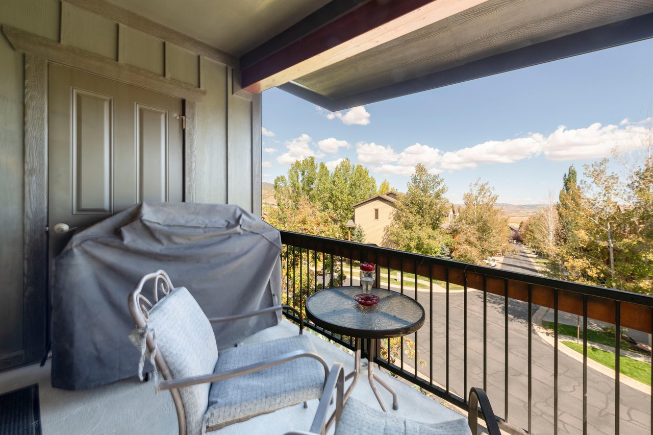 The balcony at Bear Hollow 4402 is perfect for relaxing and grilling with a view. Featuring an electric grill and cozy seating, this Park City lodging offers everything you need for an enjoyable mount