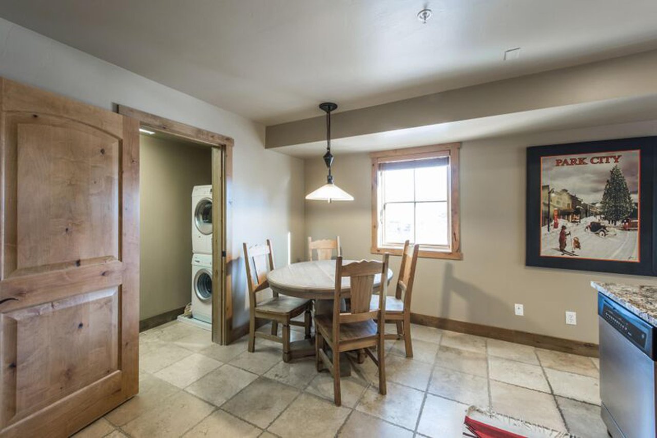 Jupiter Inn 10 offers a comfortable dining area and the added convenience of an inunit washer and dryer — practical amenities that make this Park City vacation rental ideal for longer stays and ski t