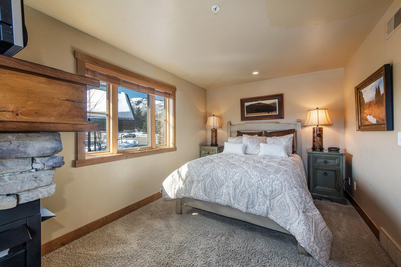Wake up refreshed in the beautifully appointed queen bedroom at Jupiter Inn 17, where natural light and charming decor create a serene and restful atmosphere. A highlight of this Park City condo renta
