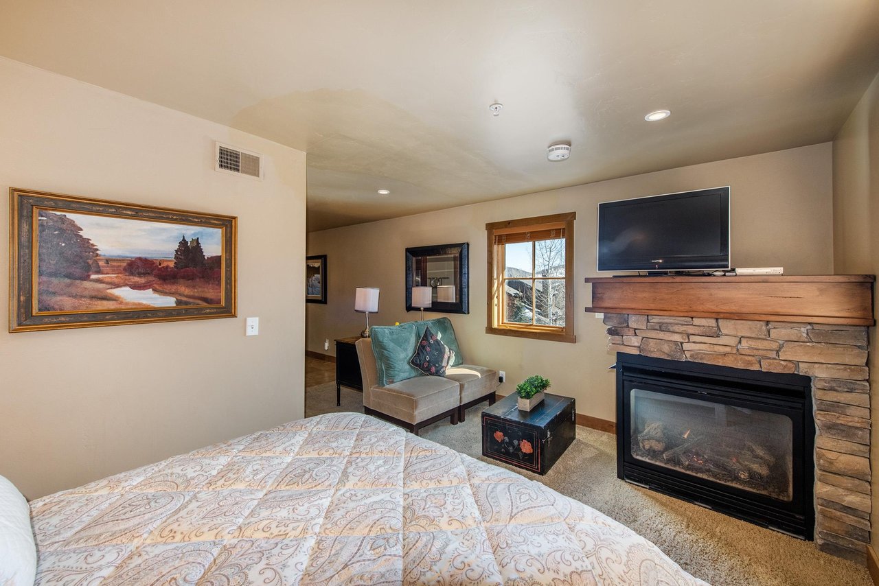 Jupiter Inn 17 is a cozy studiostyle unit featuring a fireplace, flatscreen TV, and a comfortable sitting area — everything you need for an intimate and relaxing Park City vacation rental experience