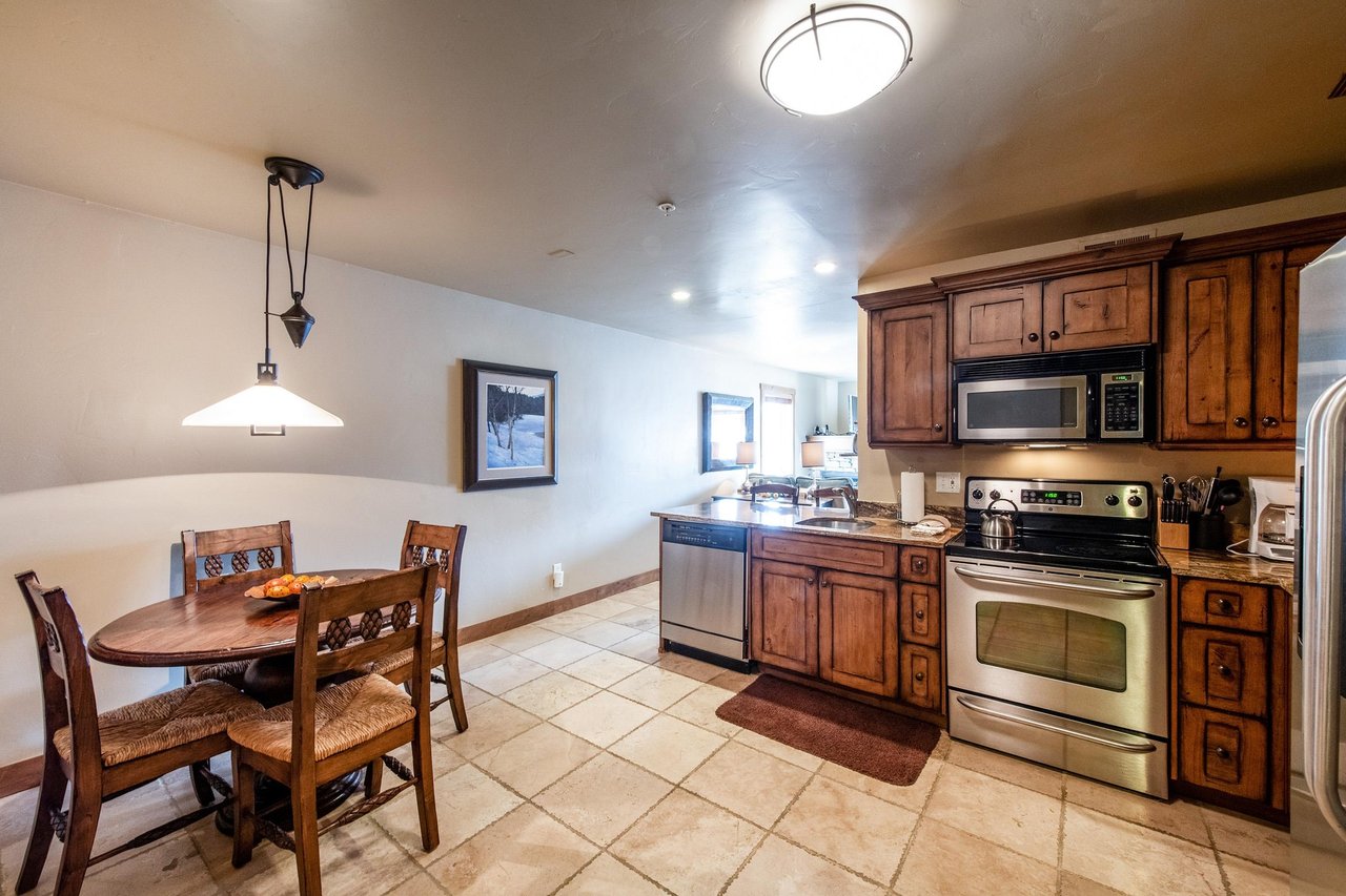 Jupiter Inn 17 features a fully equipped kitchen with stainless steel appliances and a cozy dining area, giving you everything you need for a comfortable and convenient Park City vacation rental stay.