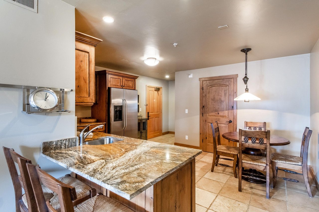The granite kitchen island and breakfast bar at Jupiter Inn 17 add a touch of elegance to this wellequipped studio. A stylish and functional space that elevates this Park City condo rental experience