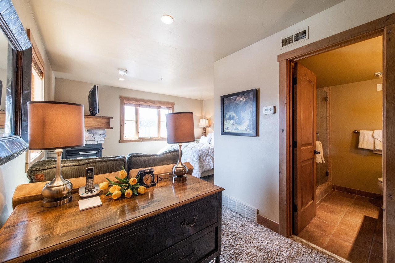 Jupiter Inn 17 is a welldesigned studio that seamlessly blends living and sleeping spaces for a comfortable and functional Park City condo rental experience. Everything you need, all in one inviting 