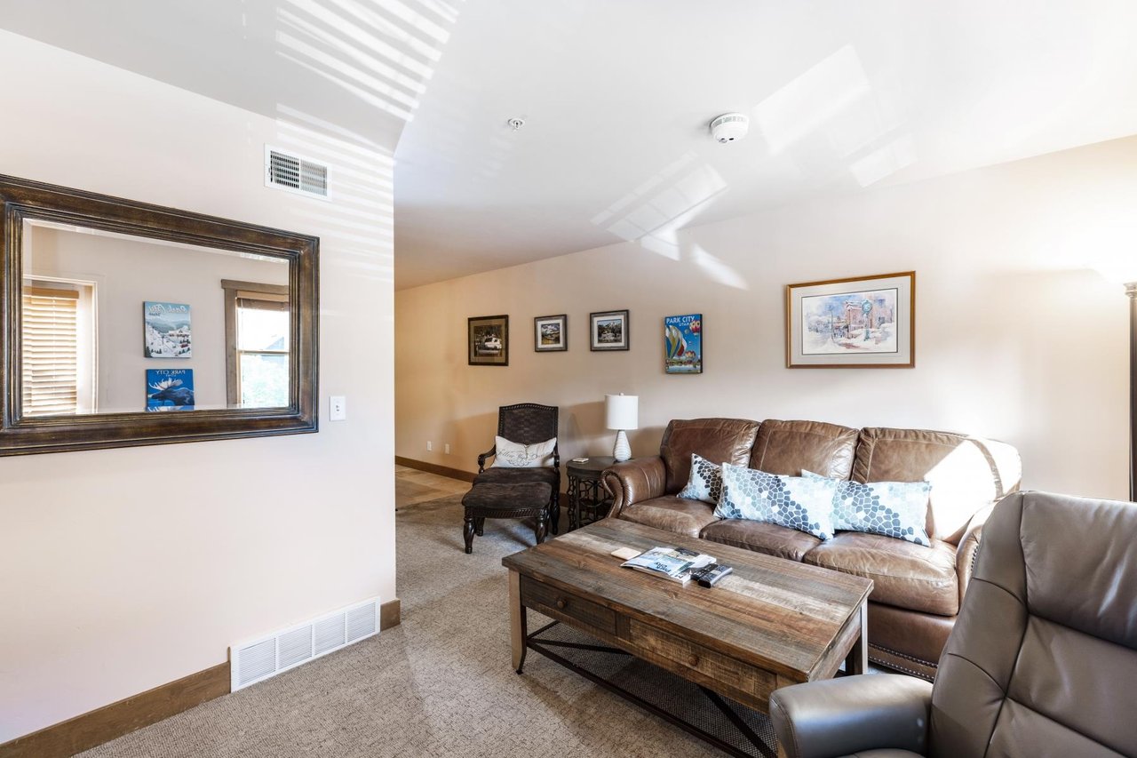 The spacious living area at Jupiter Inn 18 offers plenty of room to spread out, with comfortable seating and a relaxed atmosphere perfect for unwinding during your Park City vacation rental stay.