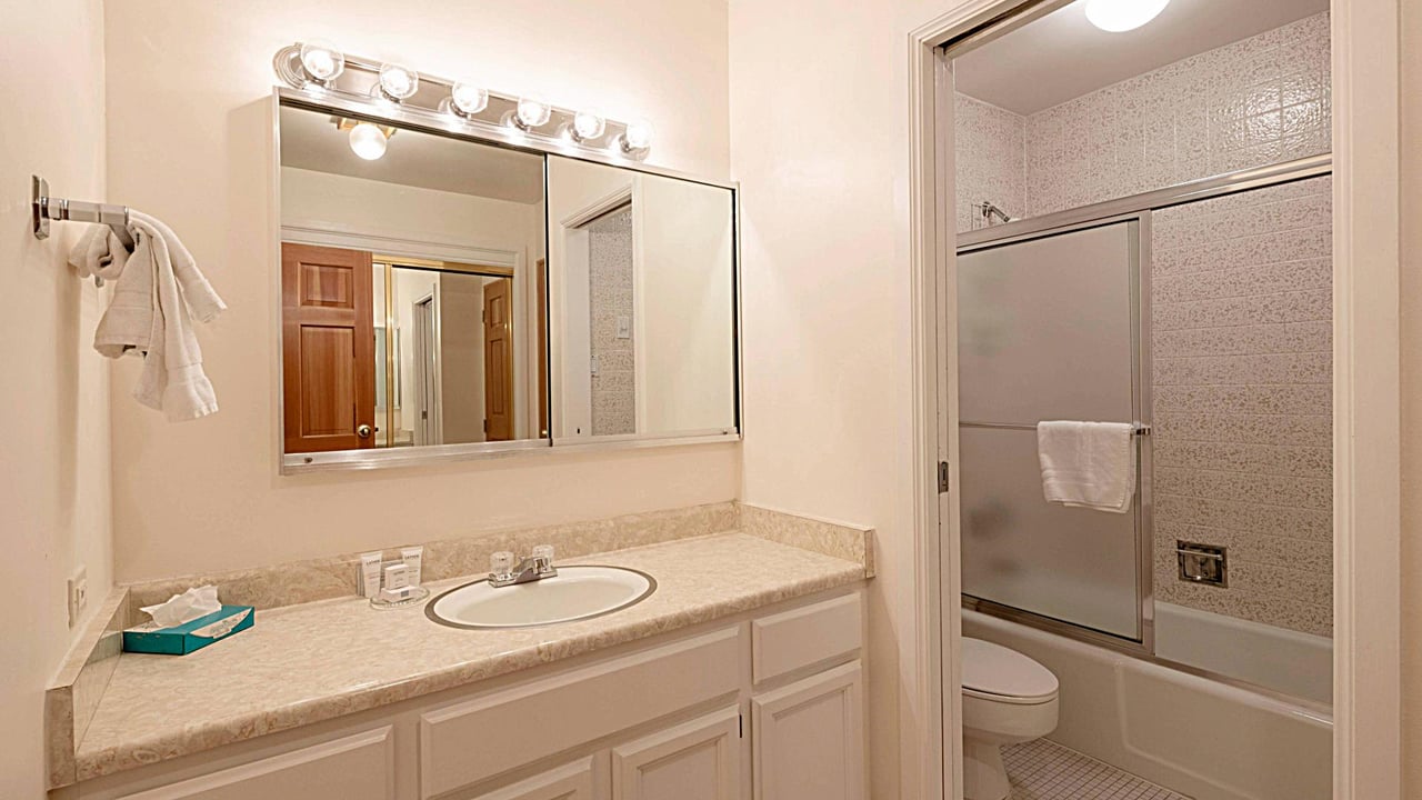 Resort Plaza 5013 keeps it simple and functional with a spotless full bathroom — a reliable and comfortable choice for Park City condo rentals and Park City lodging.