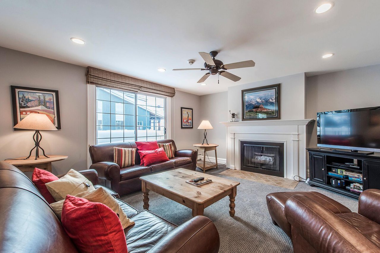 From the classic fireplace to the warm, inviting décor, this living space has everything you need to feel right at home. Experience the best in Park City lodging at Resort Plaza 5025