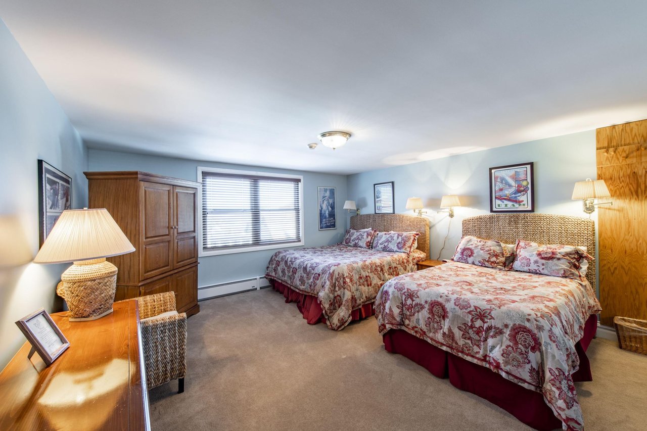 This bright and spacious double queen bedroom offers comfortable accommodations for family or friends, with classic mountaininspired furnishings and plenty of natural light. A welcoming space for all