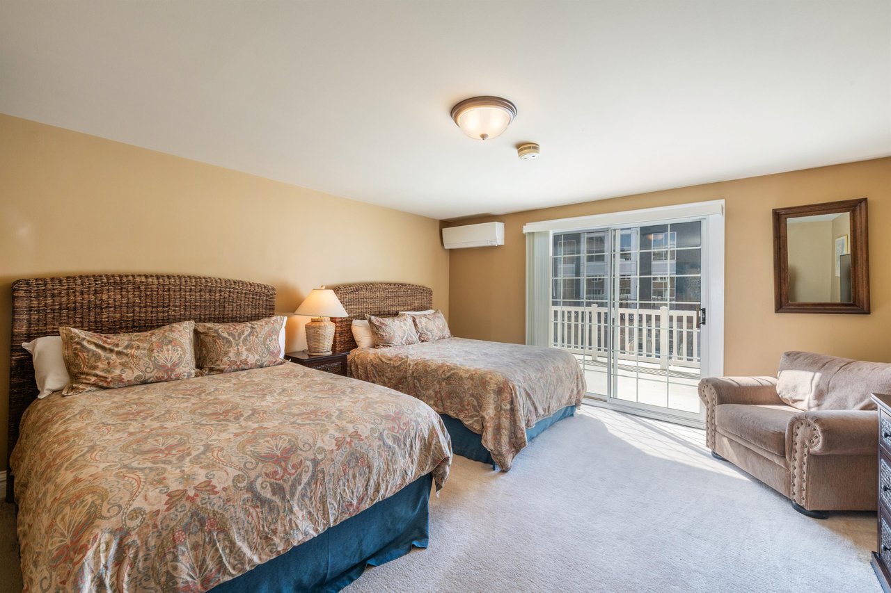 Sleeping up to four guests in comfort, this spacious double queen bedroom with private balcony access is ideal for families or groups. Resort Plaza 5031 delivers the perfect Park City lodging experien