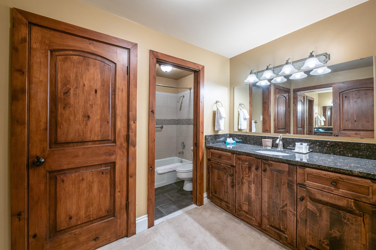 Rich wood details, generous counter space, and a wellappointed layout make this bathroom a standout feature of Resort Plaza 5031. Every comfort has been considered for the perfect Park City lodging e