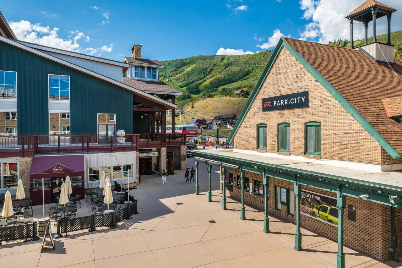Steps from the heart of Park Citys vibrant resort village, Resort Plaza 5031 places worldclass dining, shopping, and skiing right at your doorstep. The ideal location for an unforgettable Park City