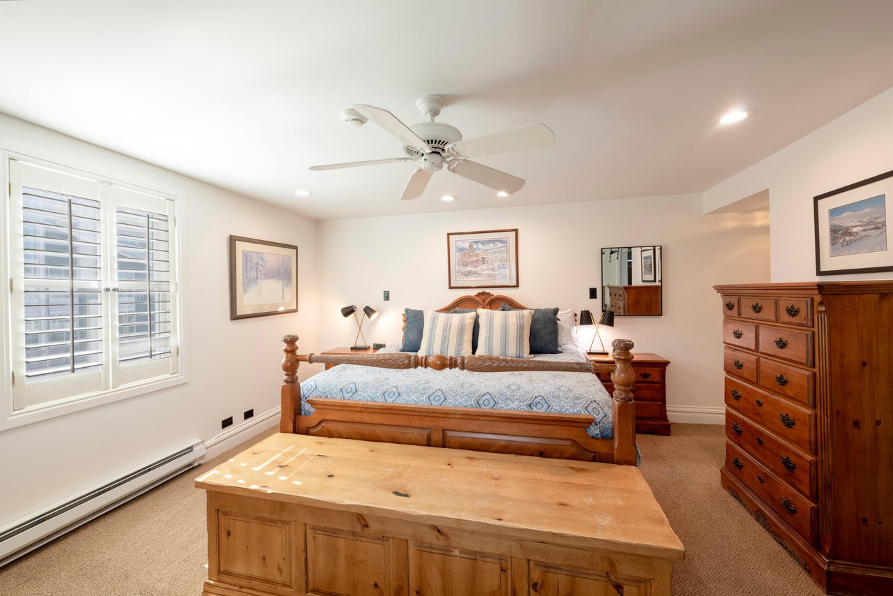 Timeless wood furnishings and a bright, airy atmosphere give this bedroom a cozy and classic mountain character. A comfortable and welcoming space that makes Resort Plaza 5034 a memorable Park City lo