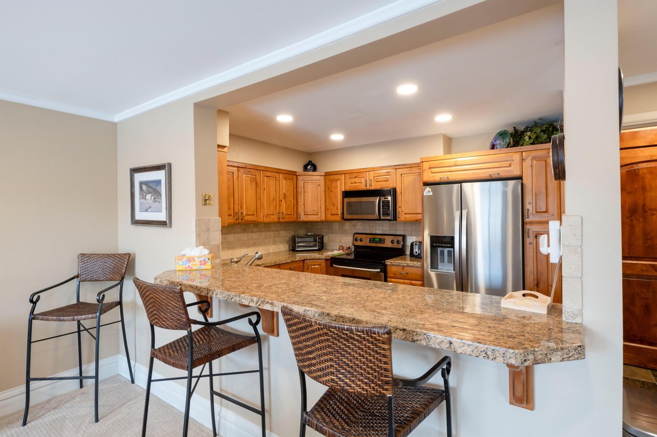 From morning coffee to aprèsski snacks, the spacious kitchen and inviting breakfast bar at Resort Plaza 5052 make this Park City lodging the ideal gathering spot for family and friends throughout you