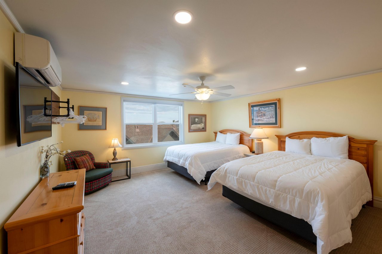 Rest and recharge in the spacious double queen bedroom at Resort Plaza 5052, offering plush bedding and plenty of room for the whole group to sleep comfortably in this premier Park City vacation renta