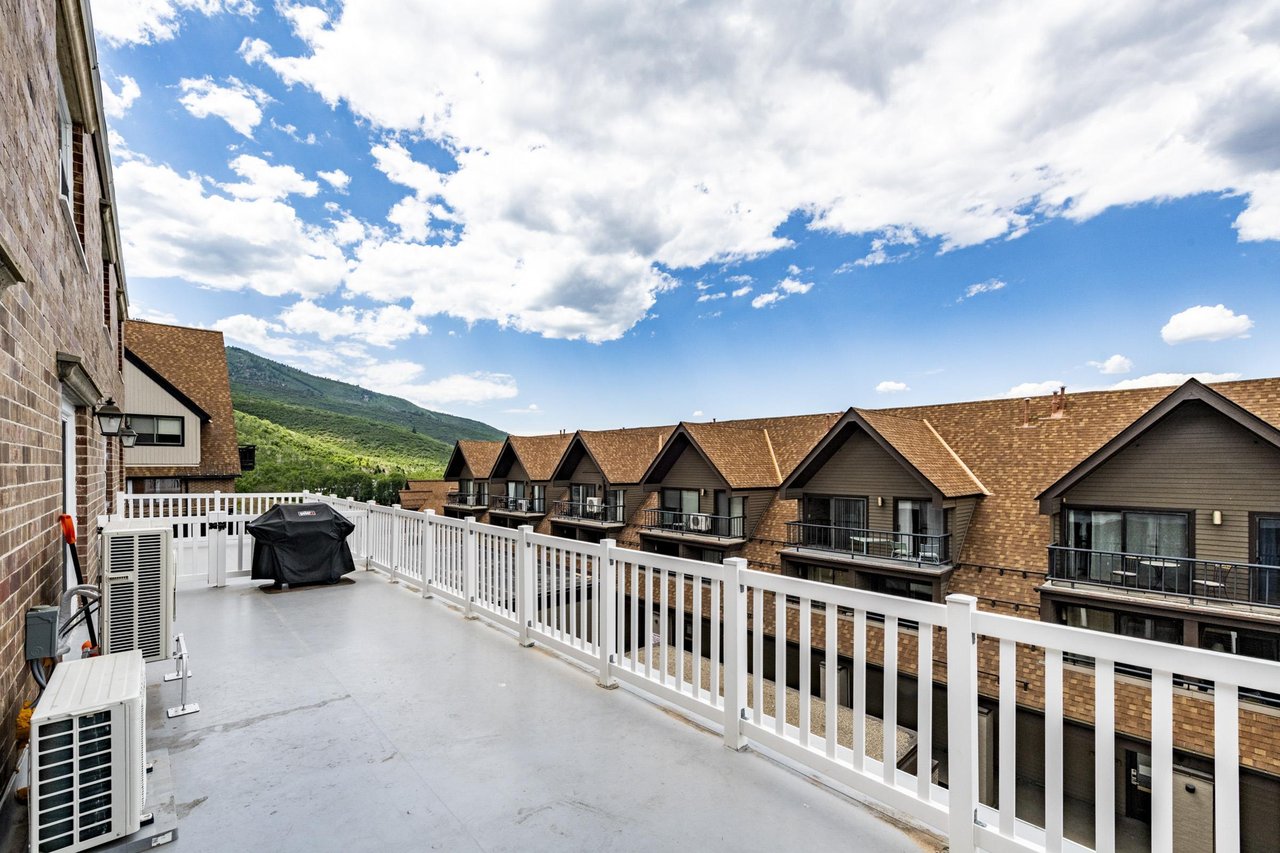 Fire up the grill and take in the sweeping mountain views from the expansive deck at Resort Plaza 5052, where outdoor dining and breathtaking scenery combine to make this Park City lodging an unforget