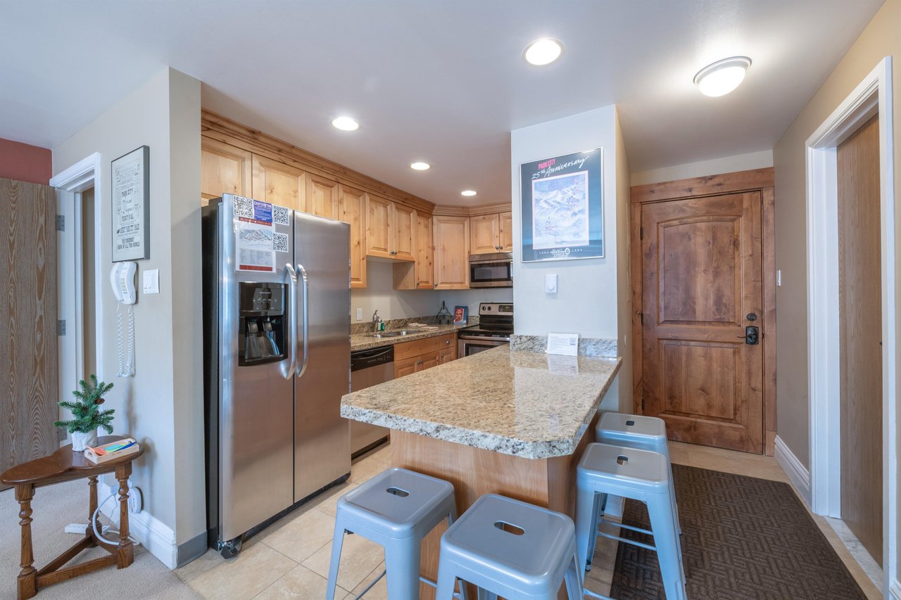 From a quick morning coffee to an aprèsski spread, the stylish kitchen and breakfast bar at Resort Plaza 5064 provide the perfect casual dining experience that makes this Park City vacation rental fe