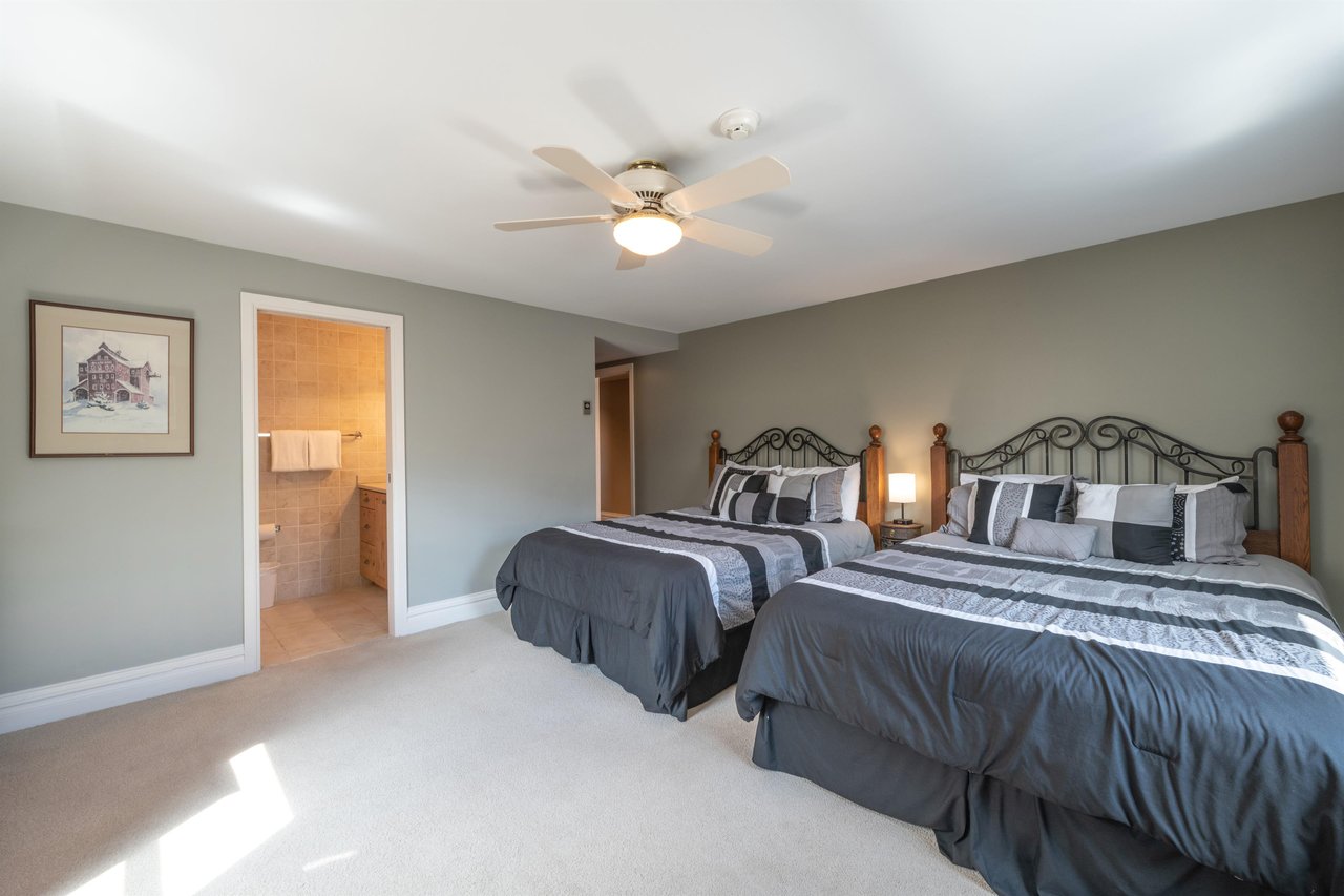 With stylish furnishings, generous space, and a convenient ensuite bathroom, the double queen bedroom at Resort Plaza 5064 ensures every guest enjoys a restful and rejuvenating stay in this exception