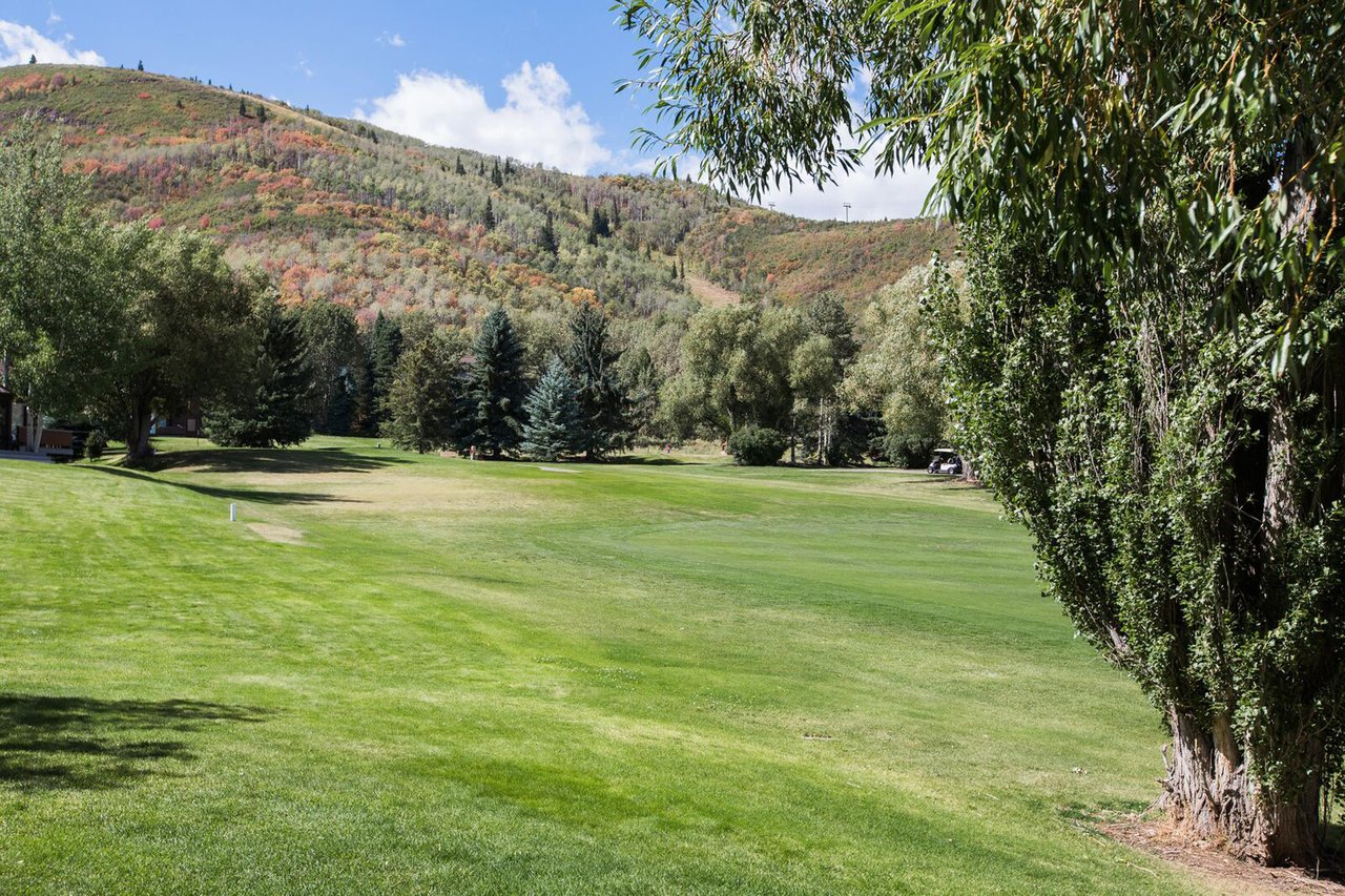 Three Kings 37 is ideally situated right on Park Citys municipal golf course, offering stunning green fairways and breathtaking mountain views that make this Park City vacation rental a dream destina