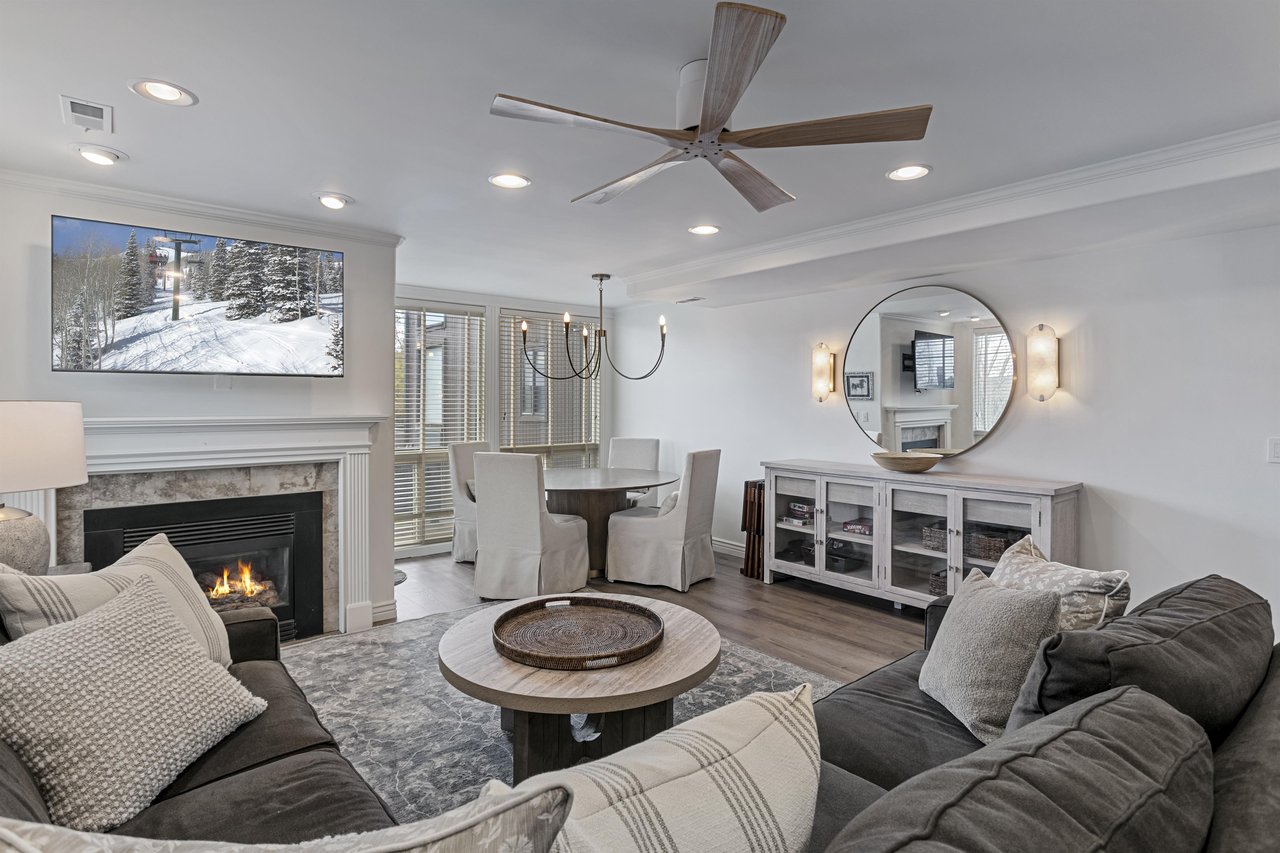 Step inside Three Kings 83 and unwind in a beautifully remodeled living room — a stoneaccented fireplace, mounted flatscreen, plush sectional, and a statement round mirror set the tone for your Park