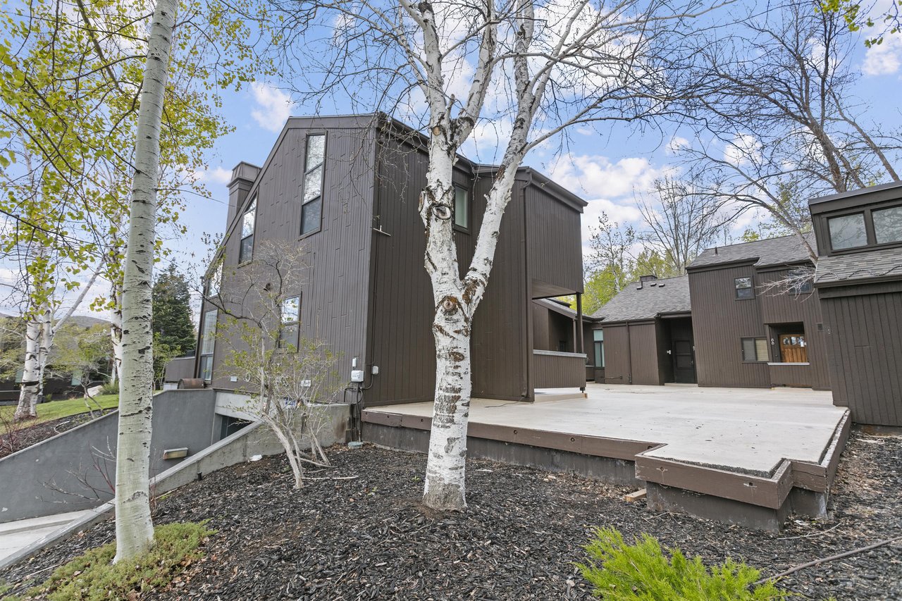 The entry to Three Kings 83 blends classic mountain architecture with the natural beauty of the surrounding aspens and pines — a peaceful first impression that sets the tone for your stay.
