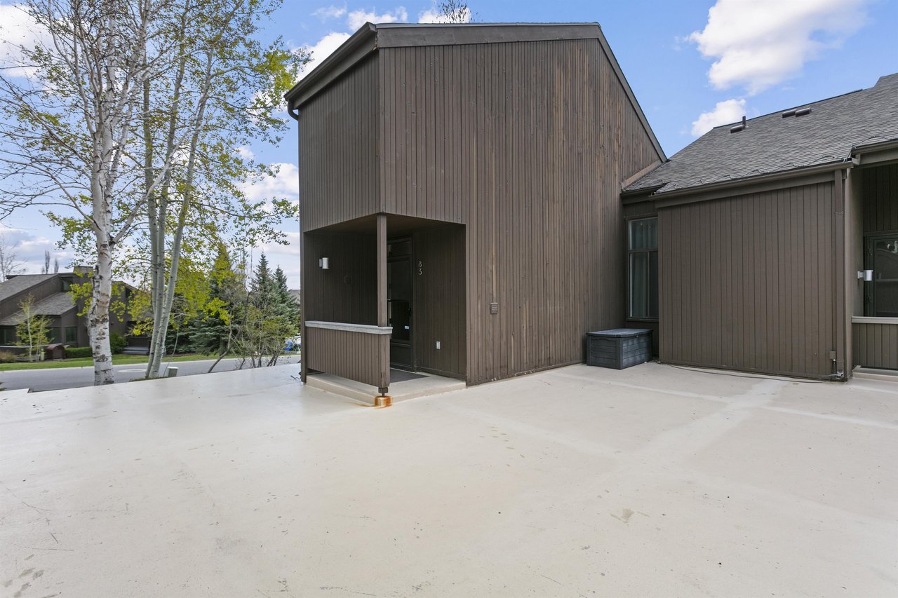 Three Kings 83 sits within a quiet, wellmaintained complex framed by mature aspens and seasonal landscaping — a welcoming arrival point for your Park City vacation rental.