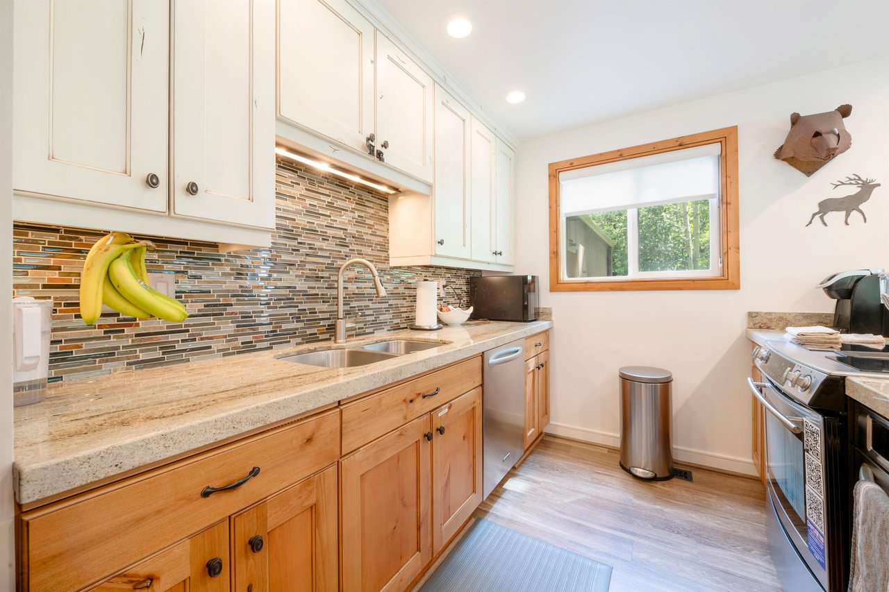 From the gorgeous stone backsplash to the ample counter space and natural light, the kitchen at Three Kings 93 has everything you need for a comfortable and memorable Park City lodging stay.