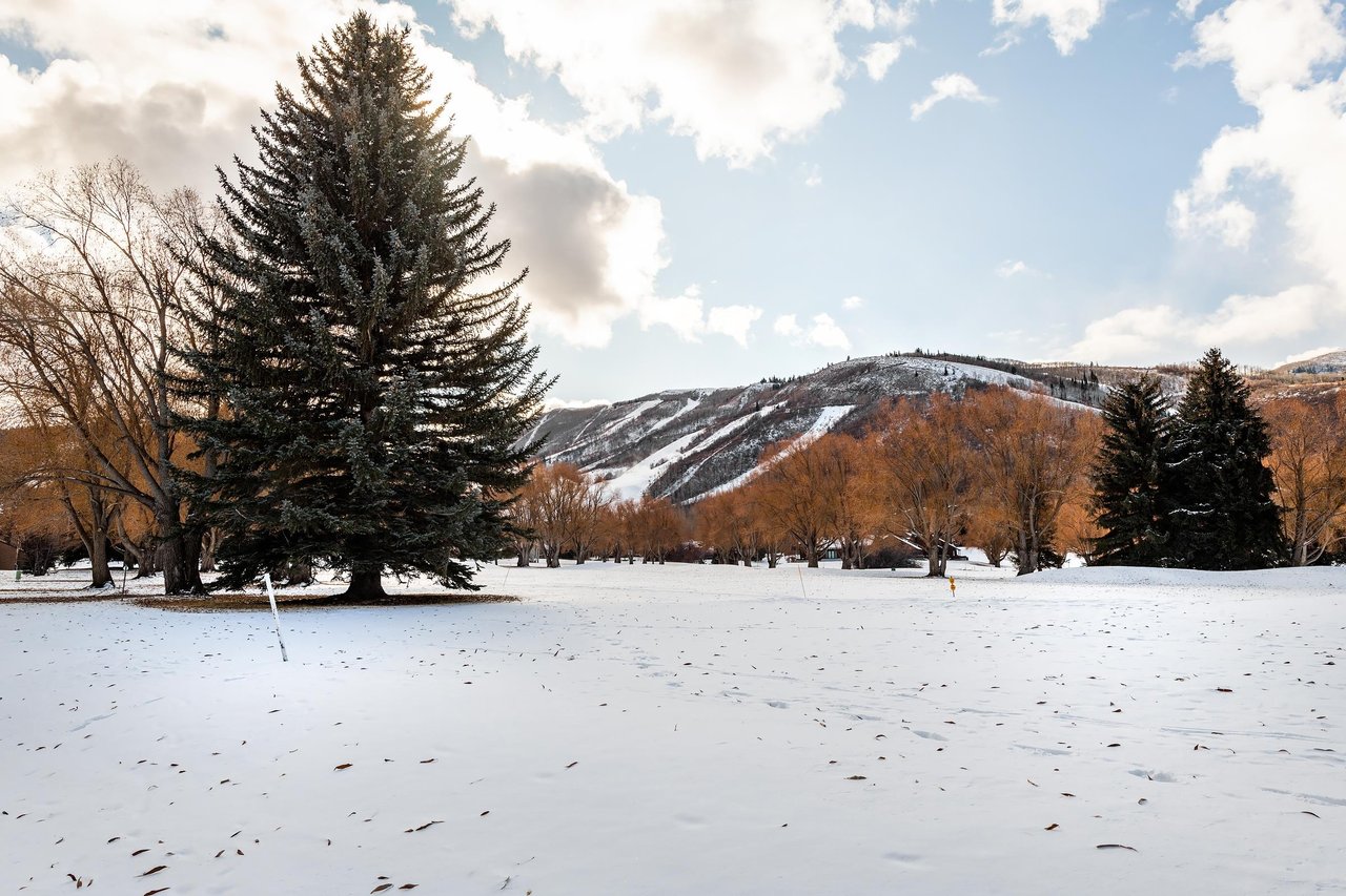 Ski runs, snowdusted fairways, and big mountain skies — the breathtaking winter views surrounding Park Avenue 251 are a daily reminder of why Park City lodging here is an experience like no other.