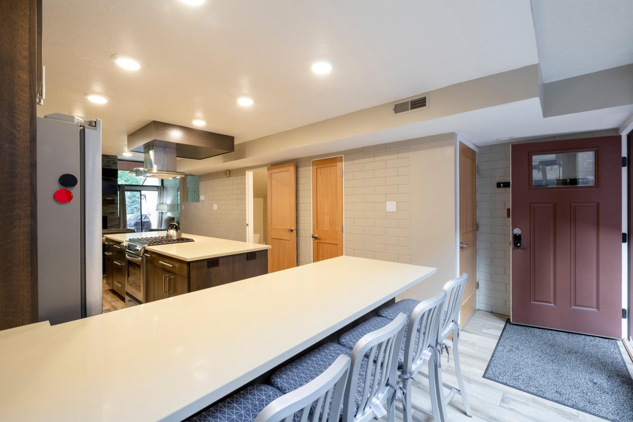 Seats for everyone at the oversized breakfast bar at Park Avenue 256 — a bright, modern gathering spot that makes casual meals and morning coffee a highlight of your stay in Park City.