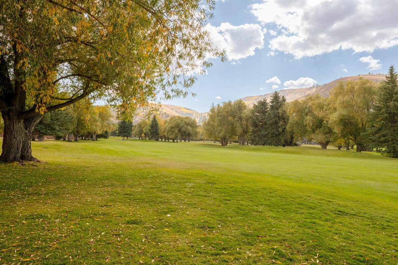 Crisp mountain air and rolling green fairways right outside your door — the breathtaking scenery at Park Avenue 256 captures everything that makes your Park City getaway truly special.
