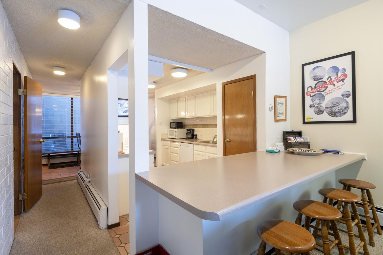 The open breakfast bar and kitchen layout at Park Avenue 268 make mornings easy and enjoyable. I