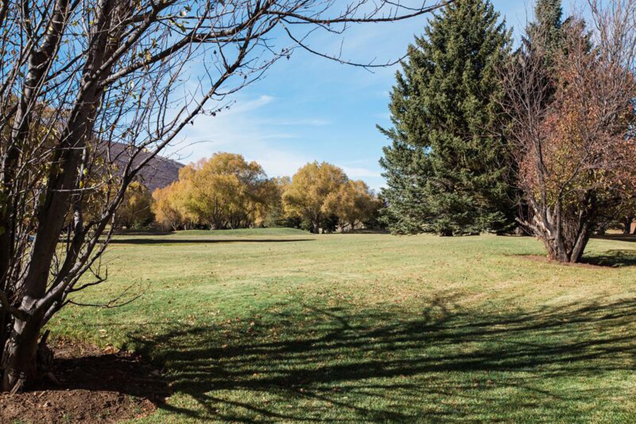 Wake up to sweeping golf course views and mountain colors that take your breath away — life at Park Avenue 227 is simply unmatched.