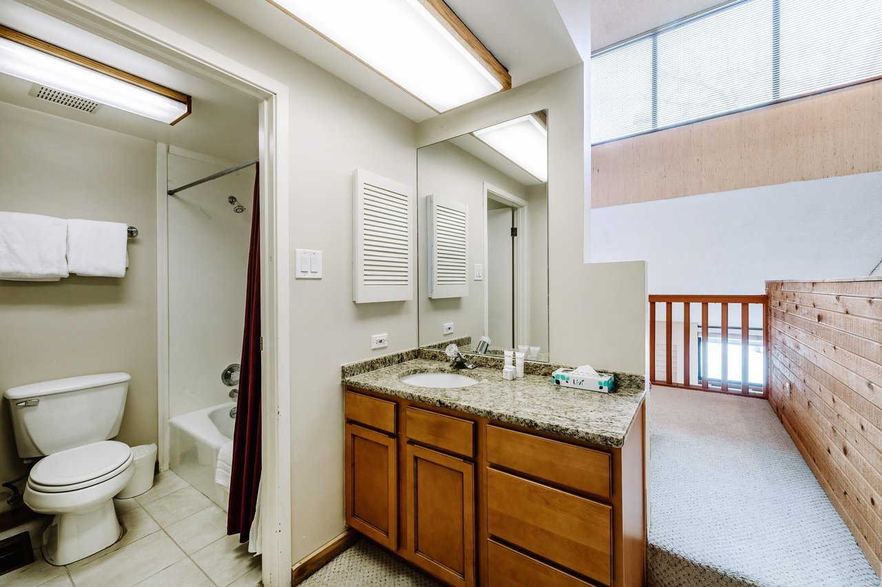 The bright and wellappointed shared bathroom at Park Avenue 292 features granite countertops and plenty of natural light.