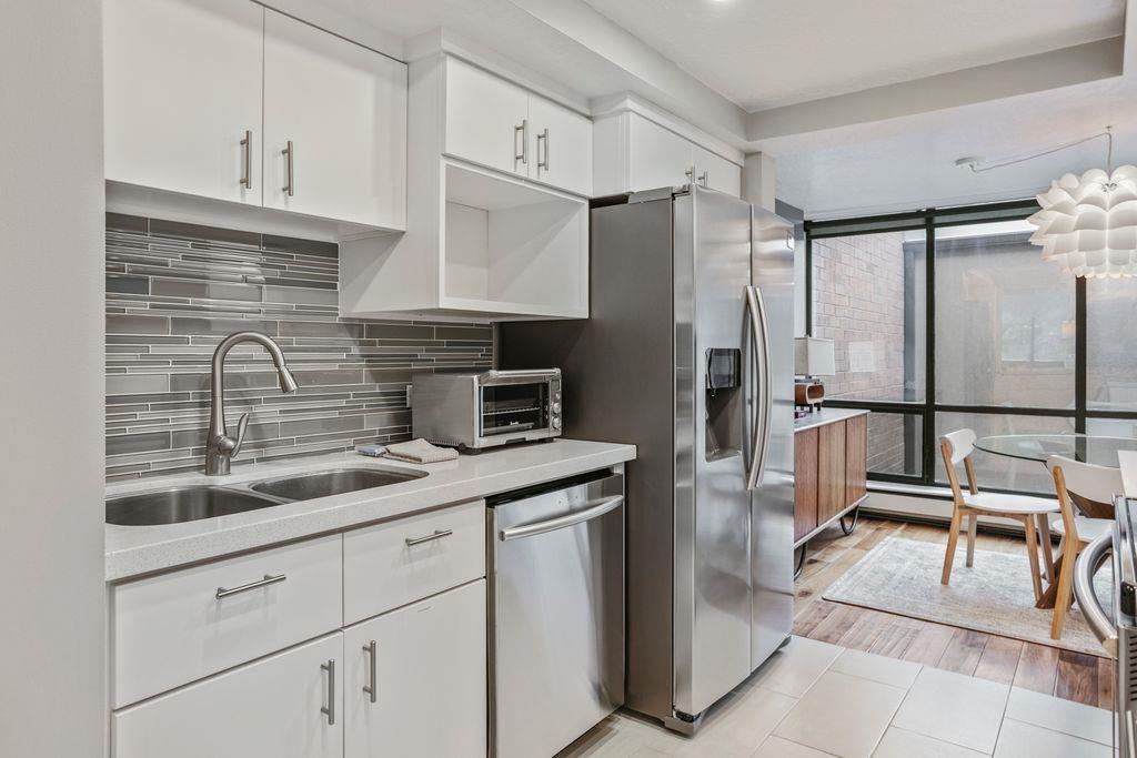 Modern design meets everyday functionality in the fully equipped kitchen at Park Avenue 296. Clean finishes and quality appliances make this Park City vacation rental one of the most wellappointed op