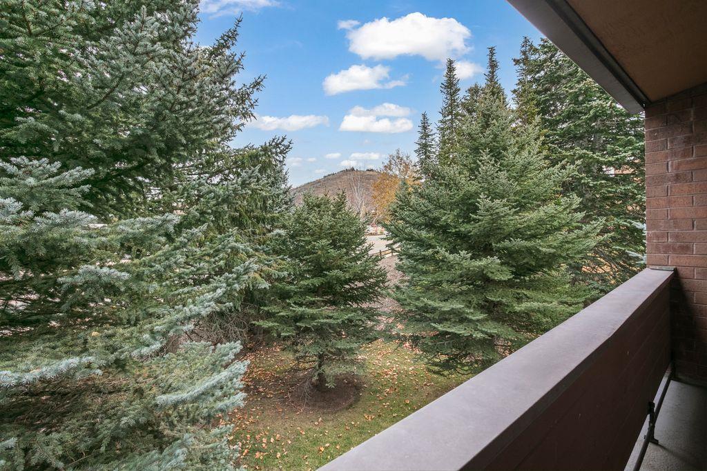 Step out onto the private balcony at Park Avenue 296 and take in the stunning views of towering pines and the surrounding mountains. A serene and breathtaking backdrop that makes this Park City vacati