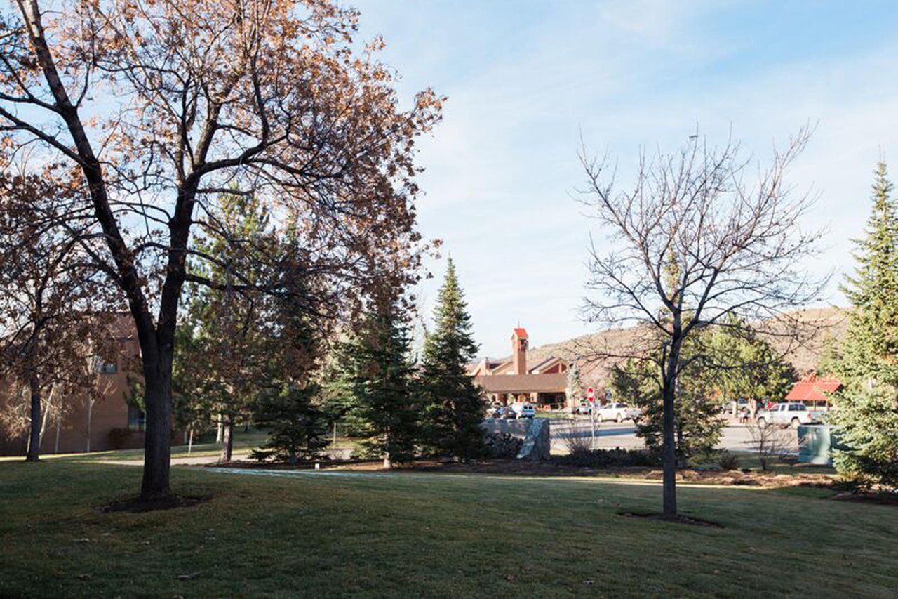 The tranquil grounds surrounding Park Avenue 314 are the perfect place to unwind and take in the natural beauty of Park City. A serene outdoor setting is just one more reason this Park City condo rent