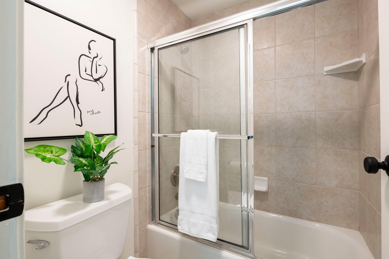Fresh, clean, and thoughtfully appointed — the tubshower combo at Park Avenue 299 offers everything guests need to refresh and recharge during their Park City stay.