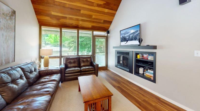 The ultimate mountain living room awaits at Pay Day 189. Sink into rich leather sofas, cozy up by the fireplace, and catch the game on the flatscreen — all beneath stunning vaulted wood ceilings. Par
