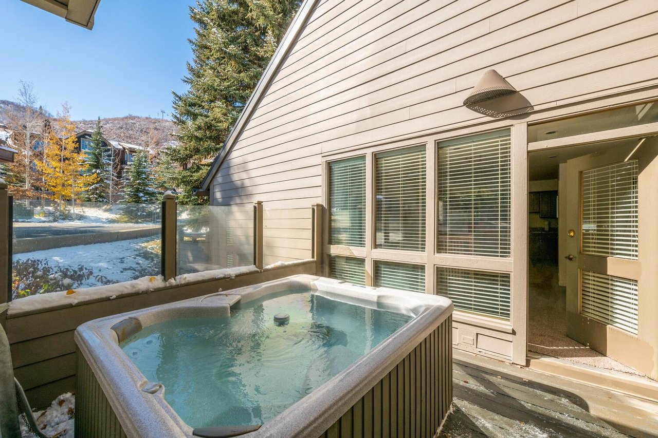 After a day on the slopes, nothing beats a long soak in your very own private hot tub at Pay Day 189. With stunning mountain views and open sky above, this Park City lodging option truly goes above an